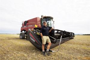 凯斯AF9230轴流滚筒联合收割机在面积490公顷的农场上创造了每公顷收获16.791吨小麦的世界纪录。