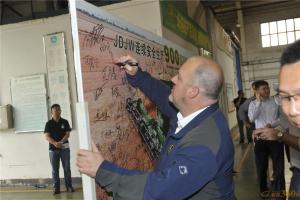 约翰迪尔中国人力资源总监Andrew Jackson签字见证佳木斯工厂900万小时安全生产