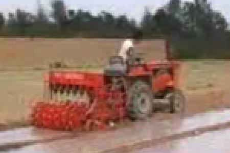 小麦覆膜穴播机械化技术1