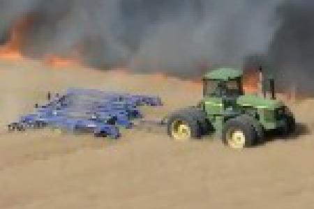 航拍：美国农民开拖拉机挖“火线”力阻火苗蔓延救大火