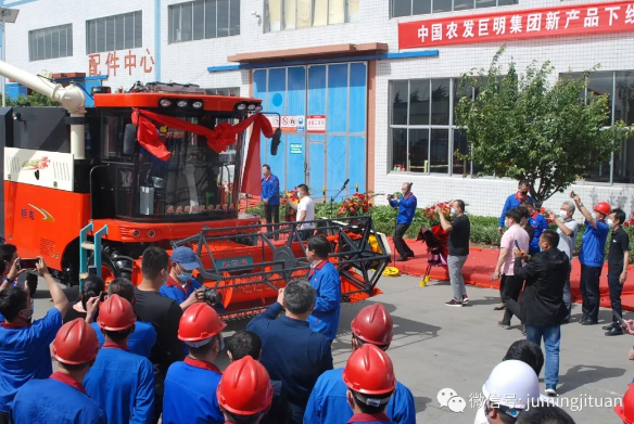 巨明多功能纵轴流谷物机/大蒜收/新型拖拉机问世