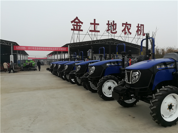 雷沃阿波斯24台套拖拉机农机具交付用户