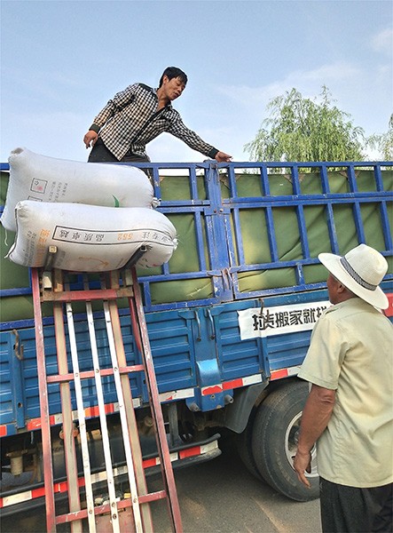 郯城:农民"动能转换"为装运粮食添活力