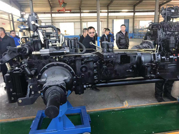 拖拉机组装过程